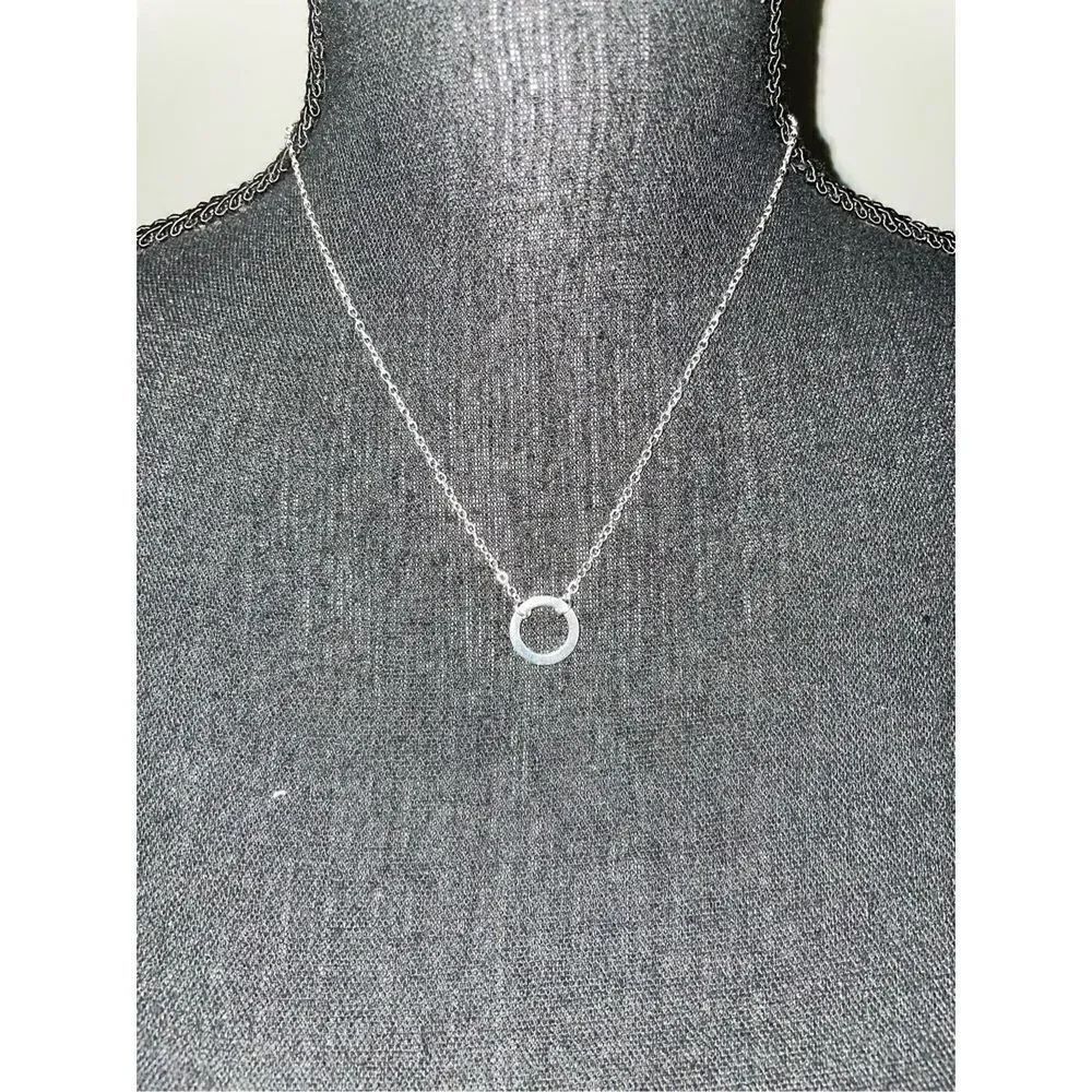 NWOT Circle Necklace in Silver